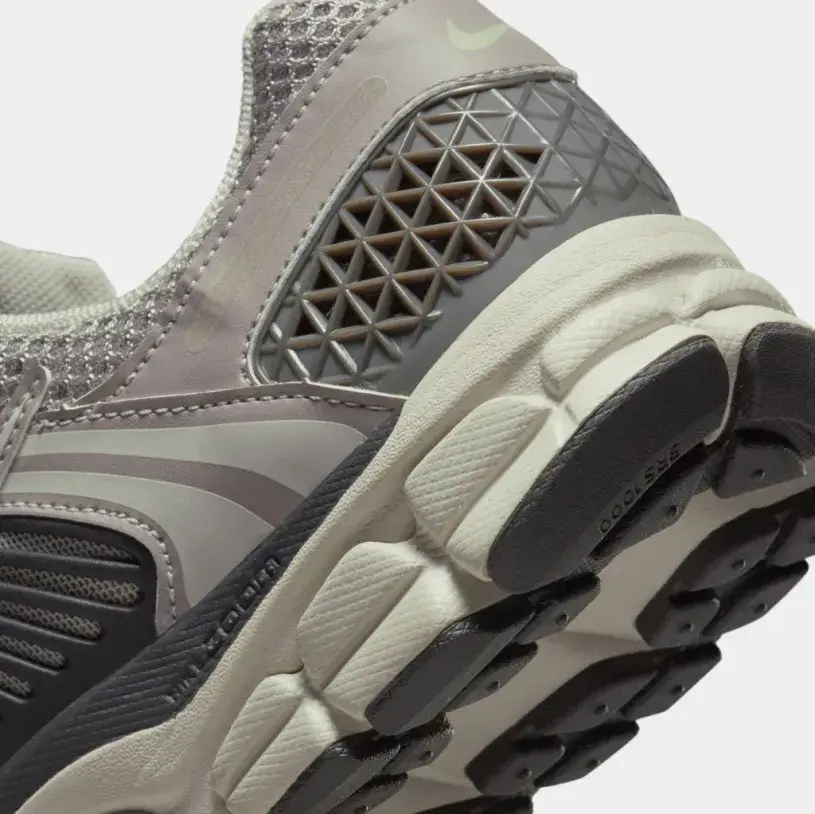 Zoom Vomero 5 Womens Running Shoes (Cobblestone Flat Pewter White) 