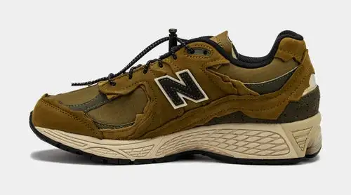2002R Mens Running Shoes (High Desert/Dark Moss)